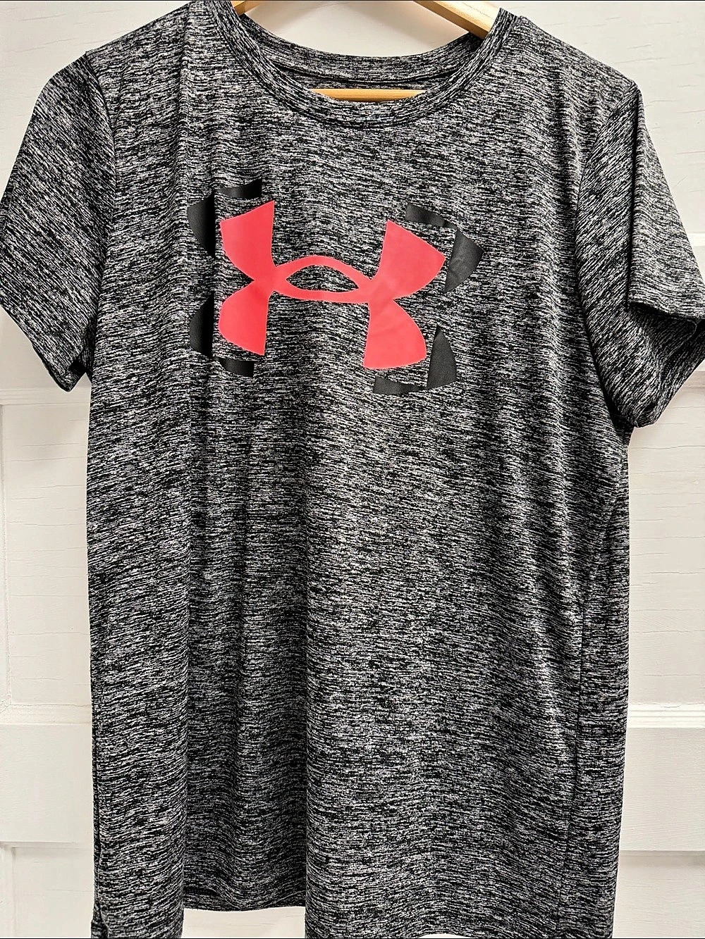 Under Armour Women’s Short Sleeve Athletic Tee in Gray & Black Size XL